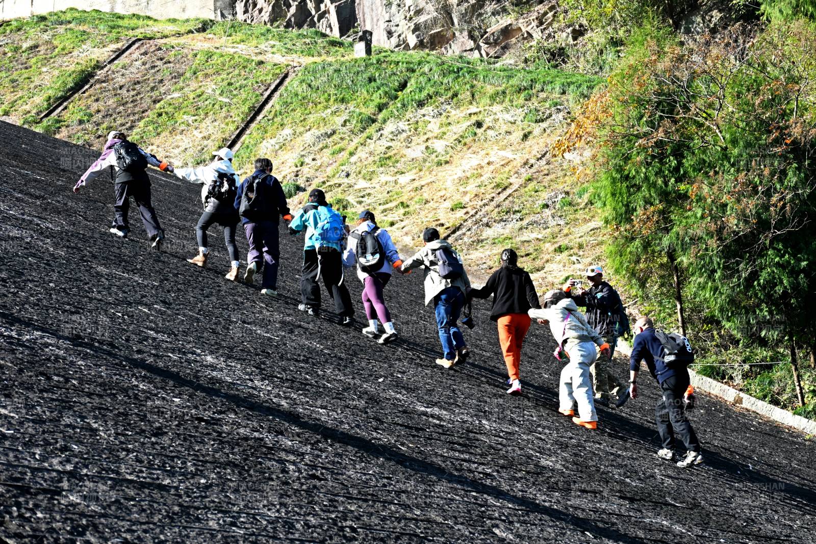 登山者行进中图片
