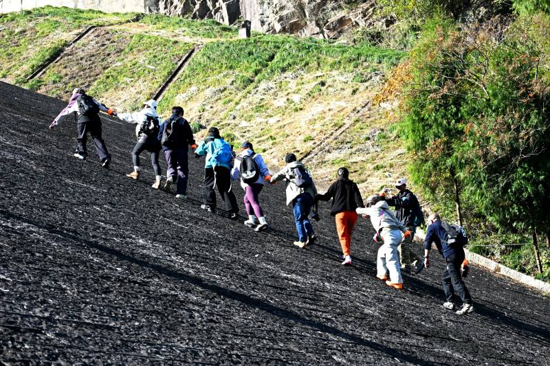 登山者行进中图片