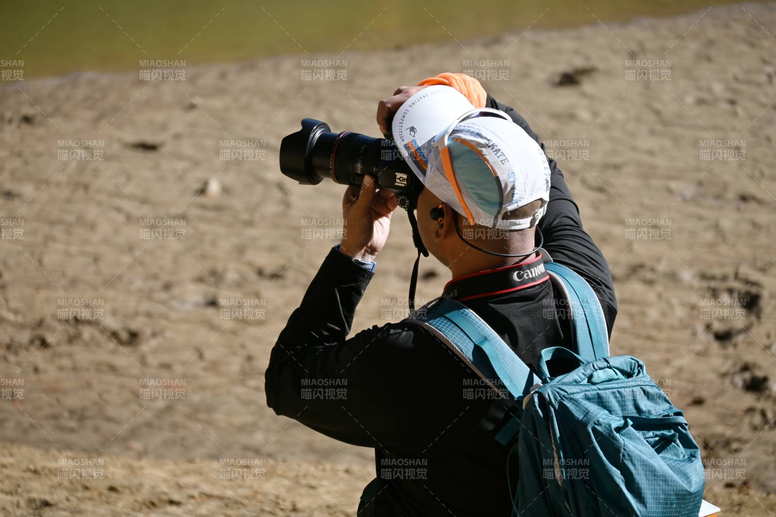 沙漠中的摄影者图片