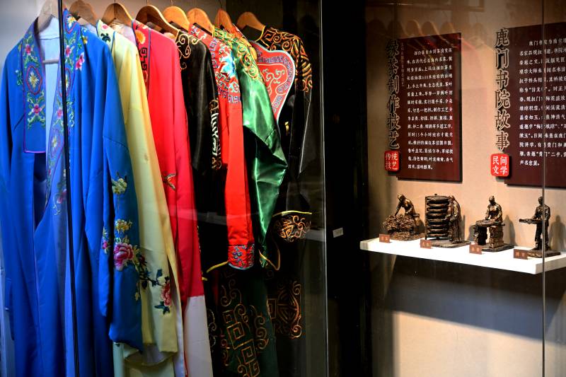 传统服饰展柜图片