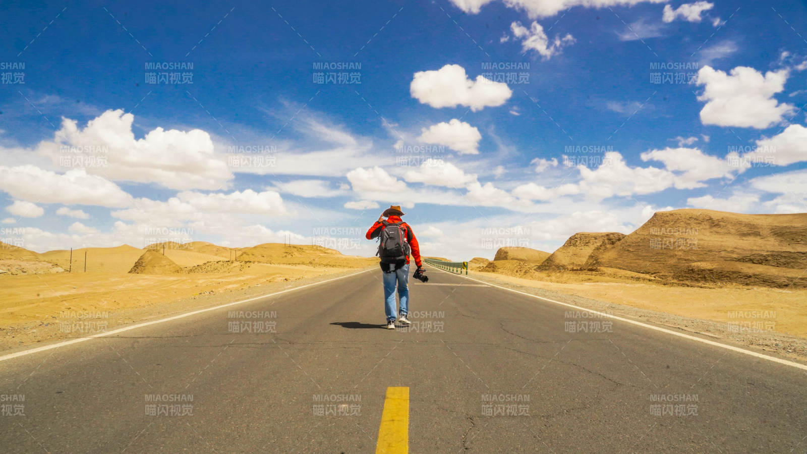 青海G315国道U型沙漠公路行者图片