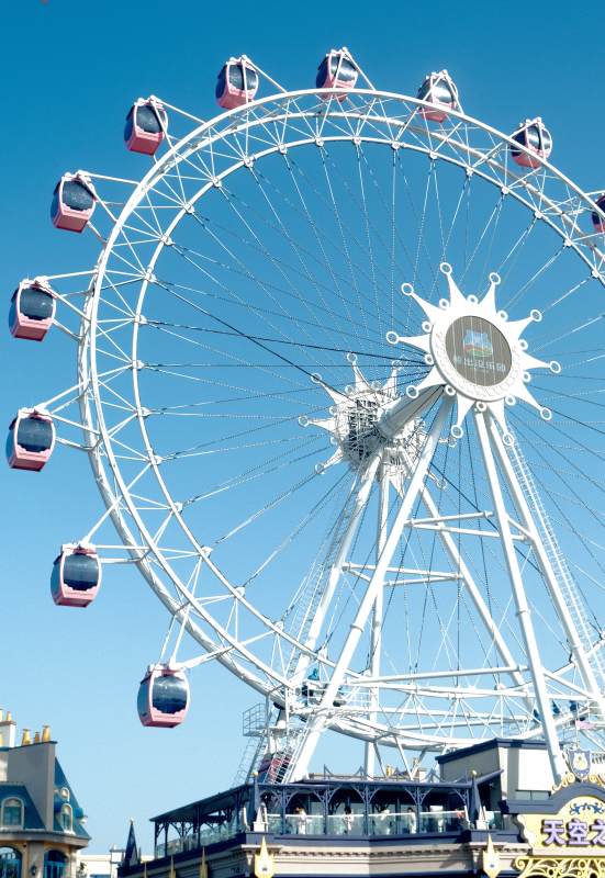 摩天轮蓝天映衬图片