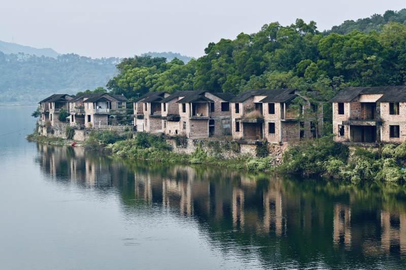 寒山水边老屋倒影图片