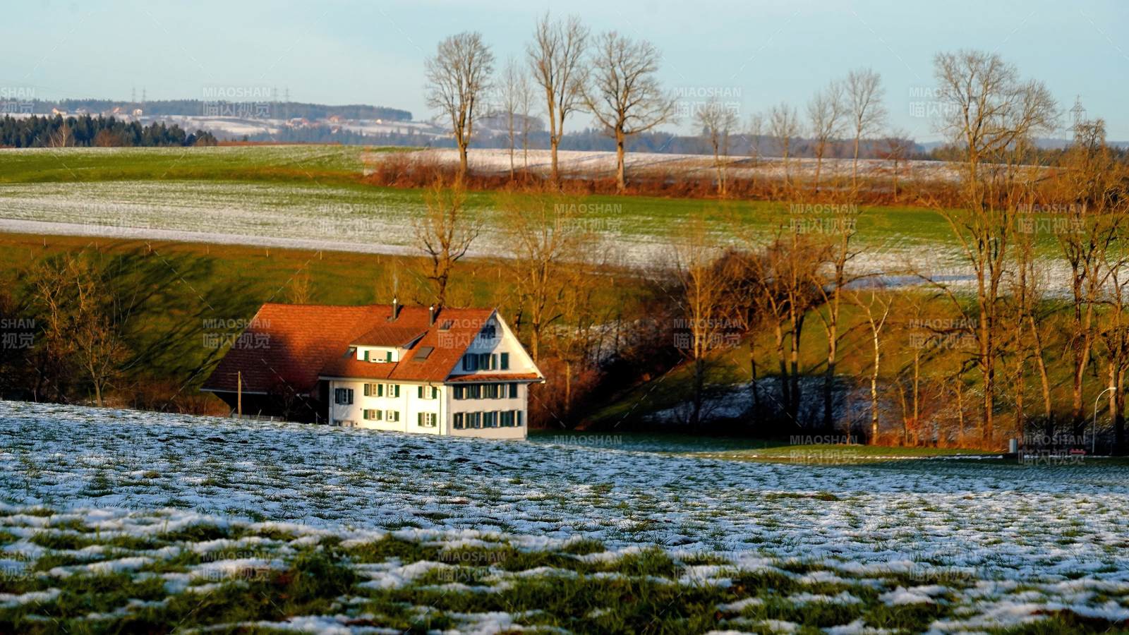 瑞士雪地农舍静谧景图片