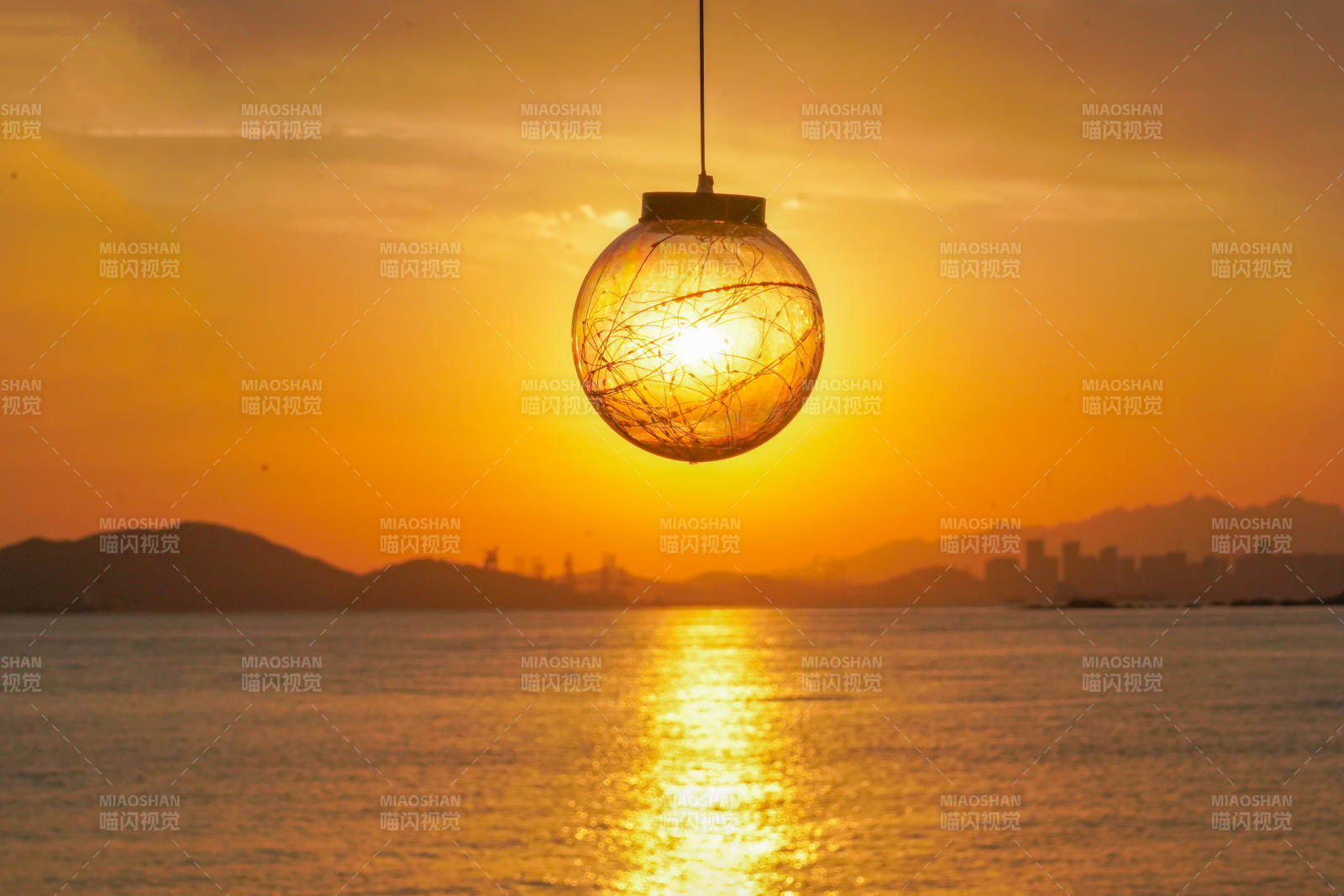 夕阳下的灯饰图片