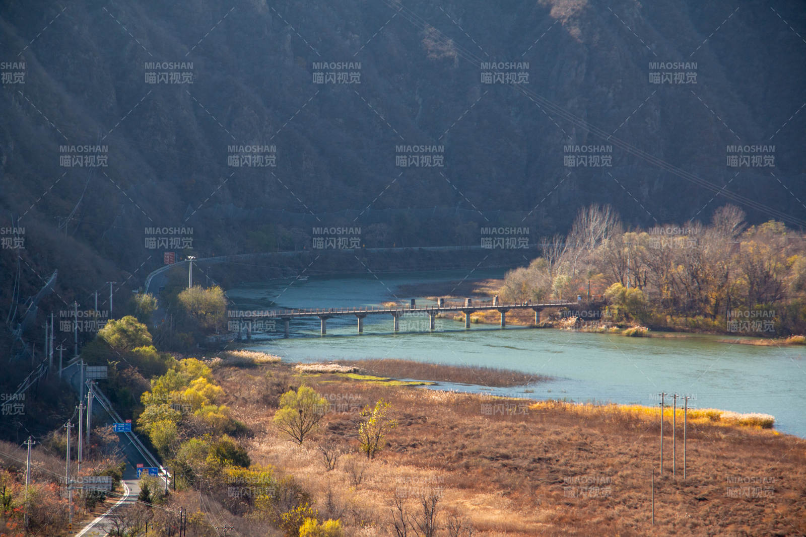 永定河山间溪流与桥景图片