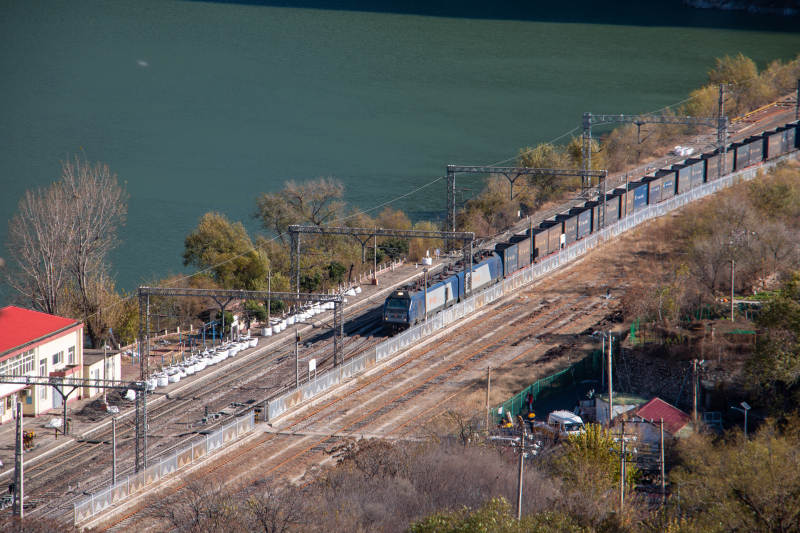 落坡岭站湖畔铁路运输线图片