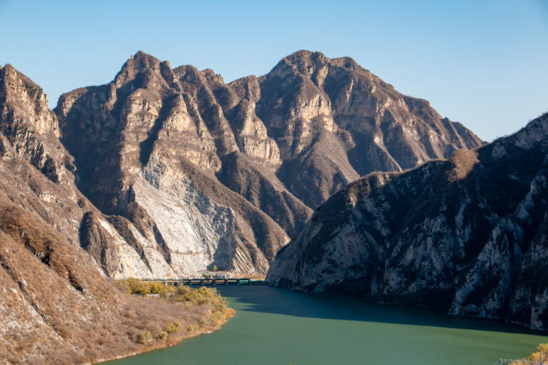 永定河峡谷碧水映群山图片