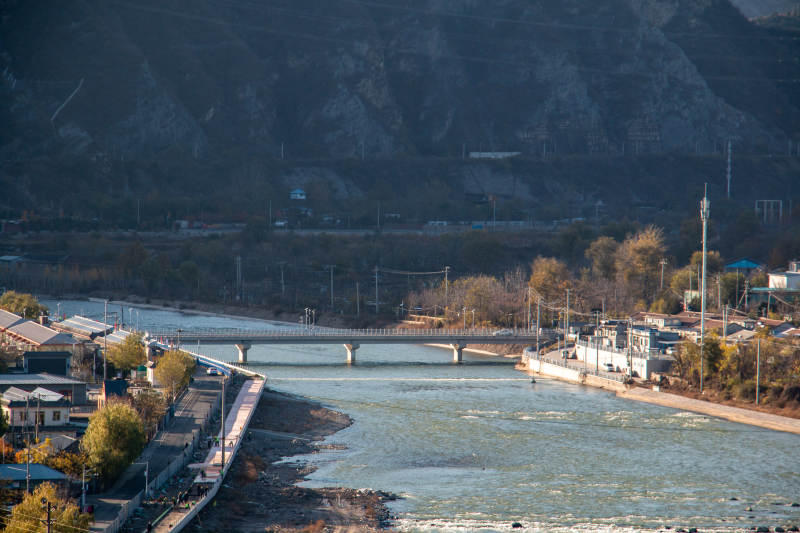 永定河山间河流与小镇风光图片
