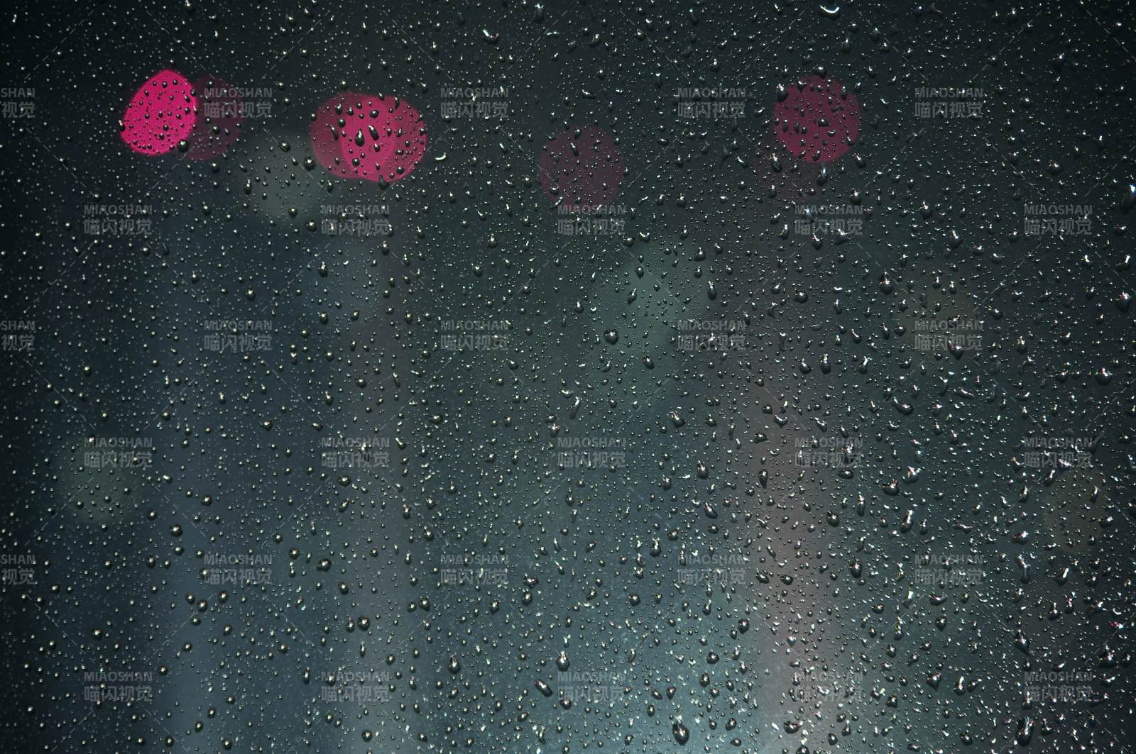 雨夜车窗光影图片