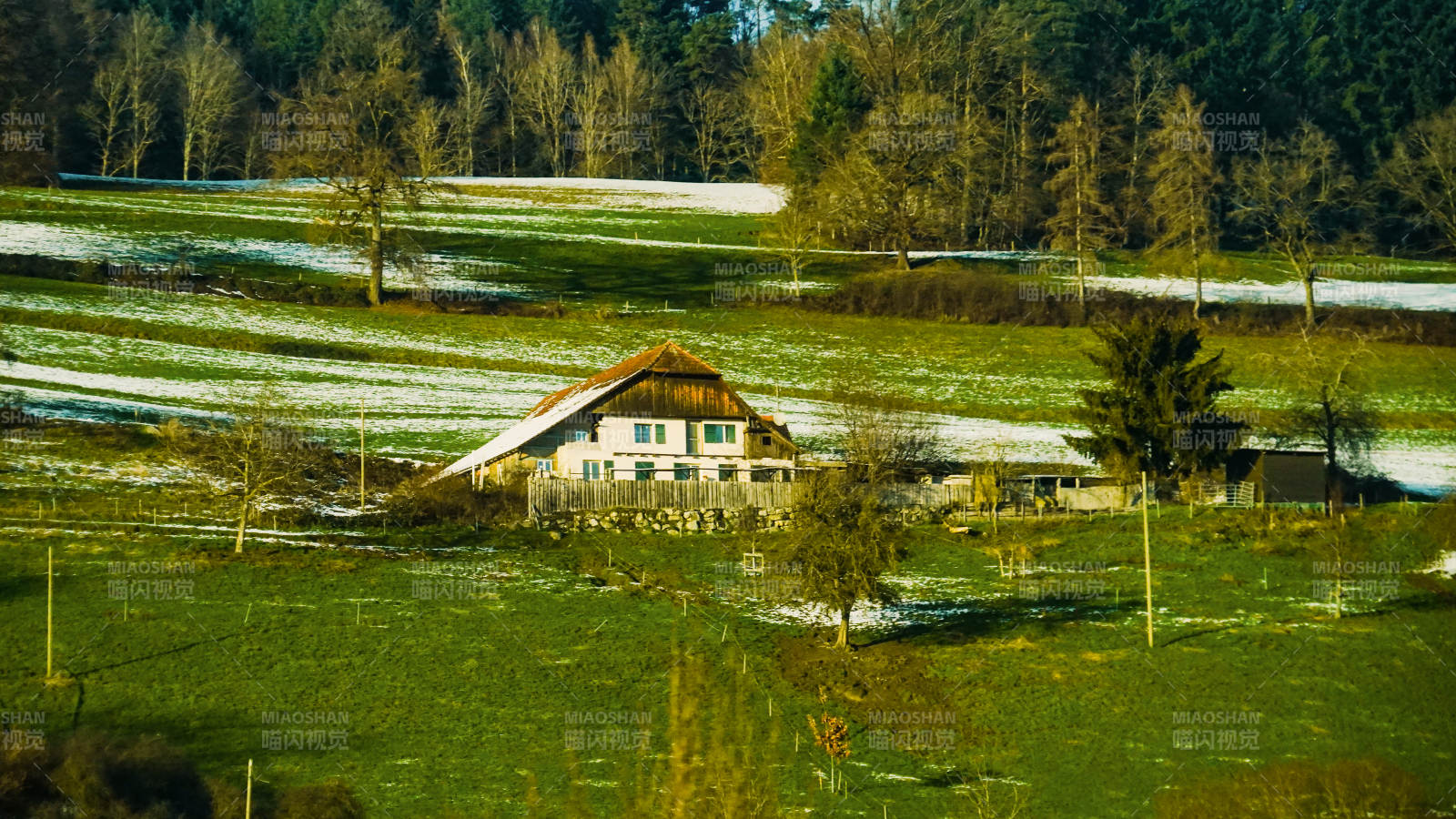 阿尔卑斯山区冬日田园小屋图片