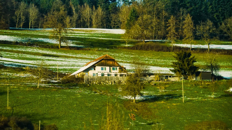 阿尔卑斯山区冬日田园小屋图片