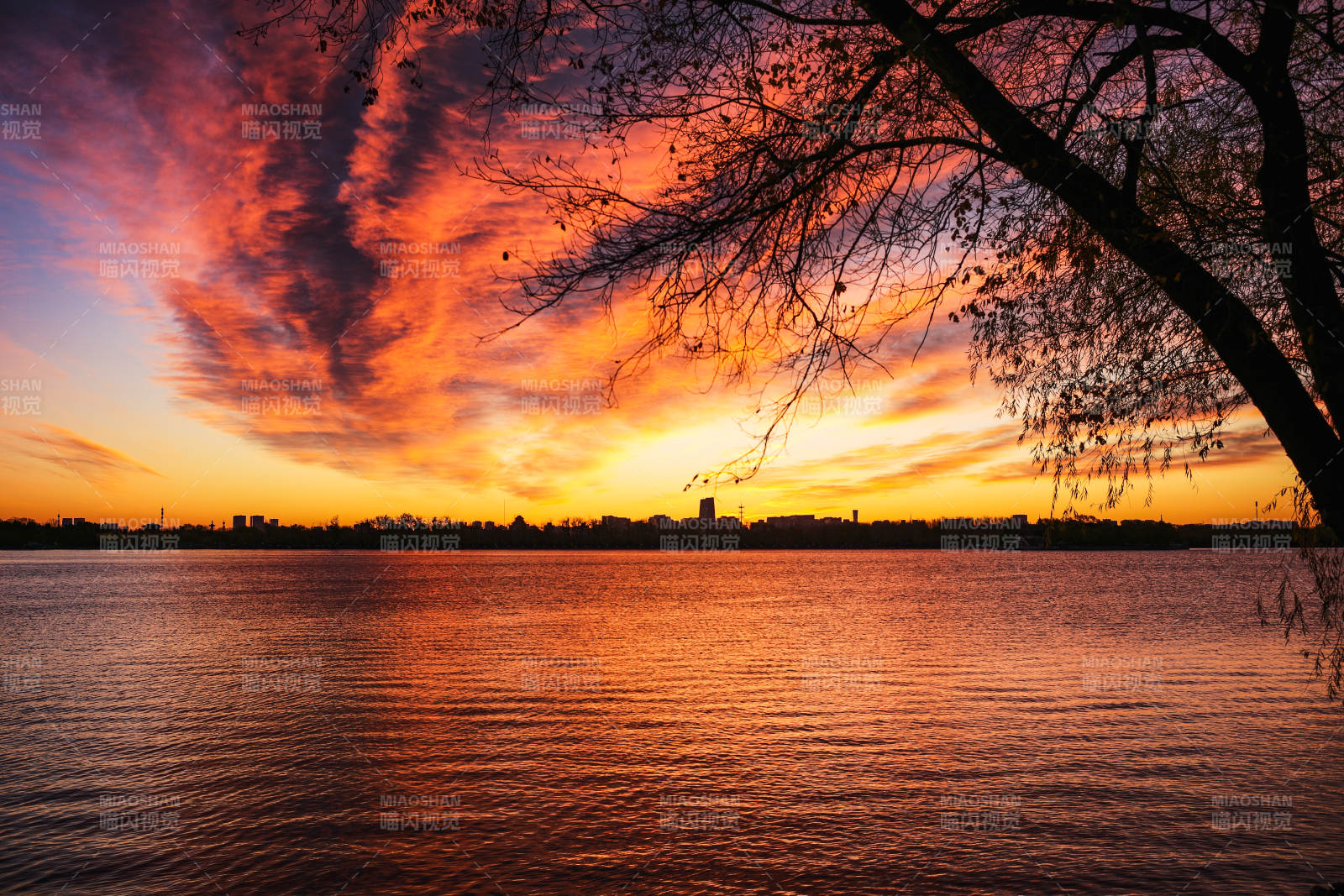 颐和园昆明湖晚霞映天际图片