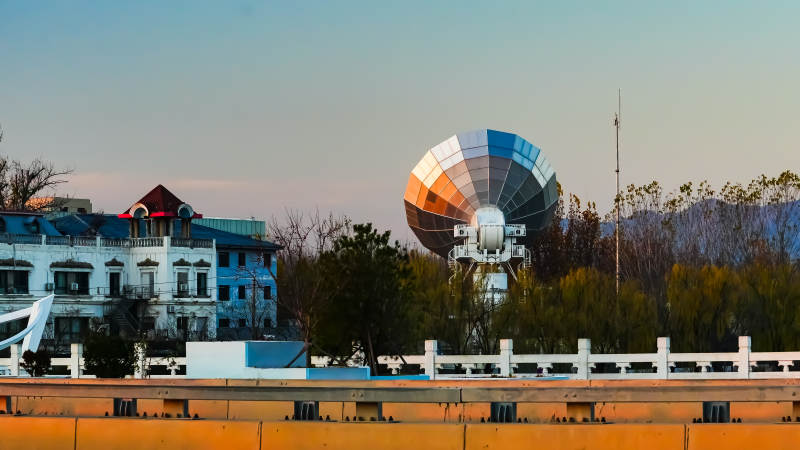 晨光下的微波天线图片