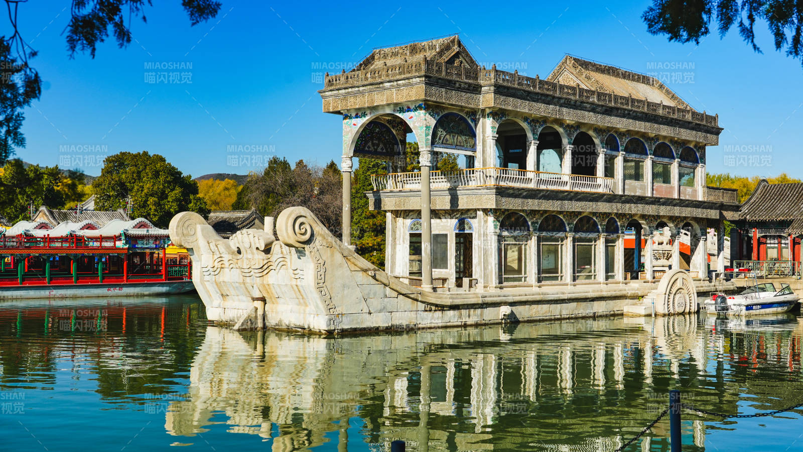 颐和园石舫静泊湖中图片