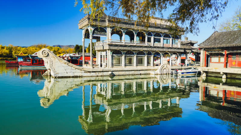 颐和园石坊湖畔古亭倒影图片
