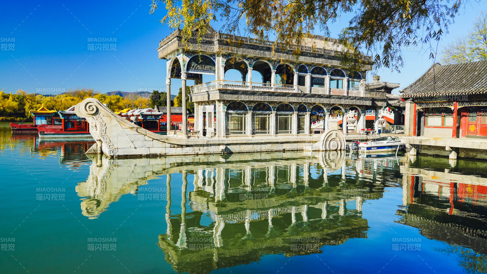 颐和园石坊湖畔古亭倒影图片
