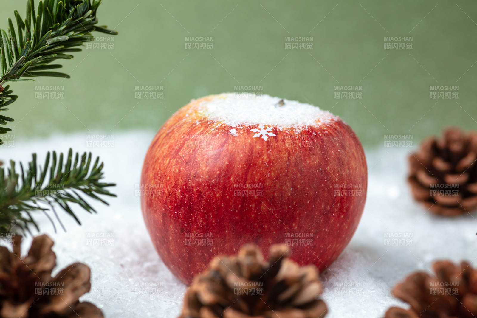 雪中红苹果图片