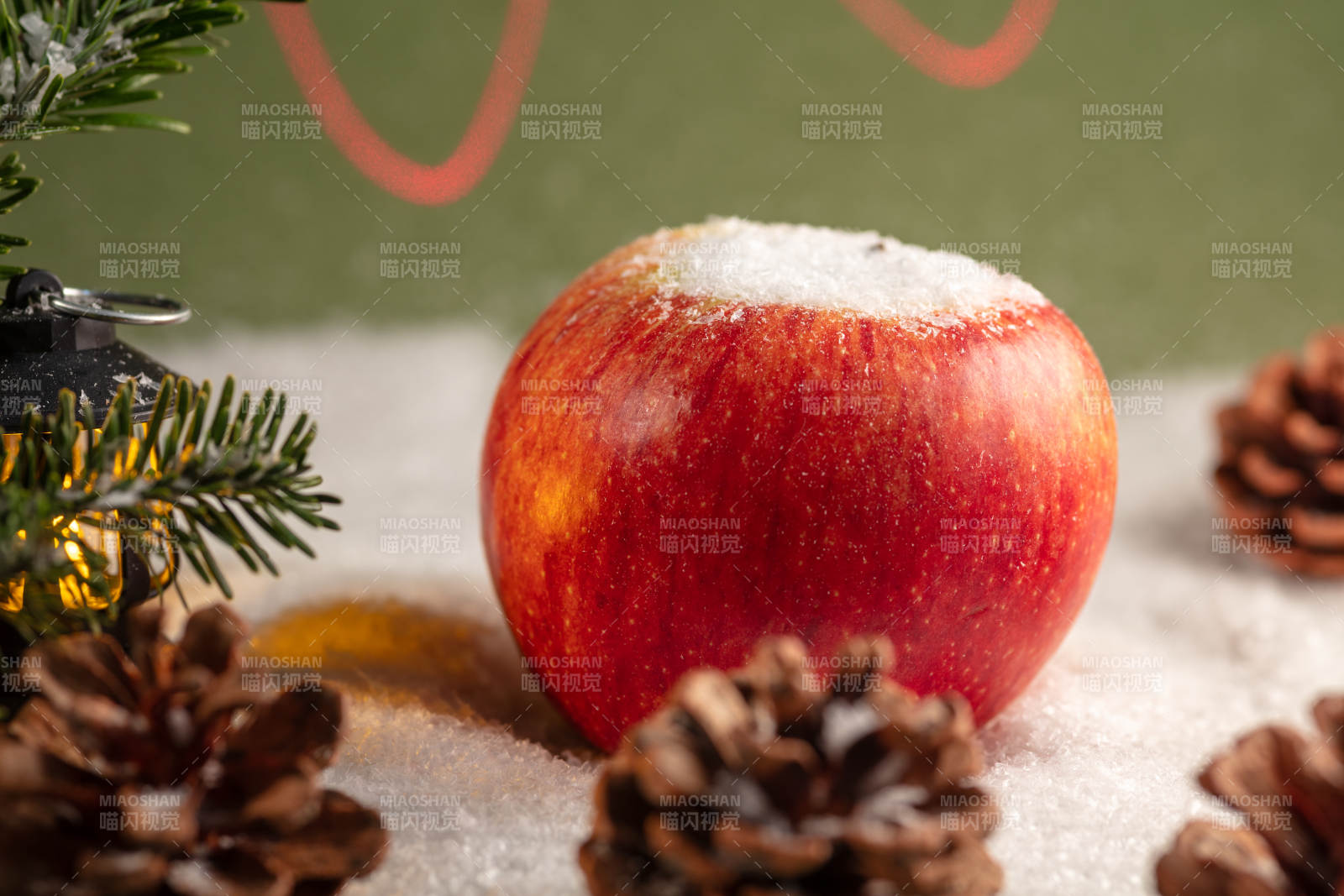 雪中红苹果图片