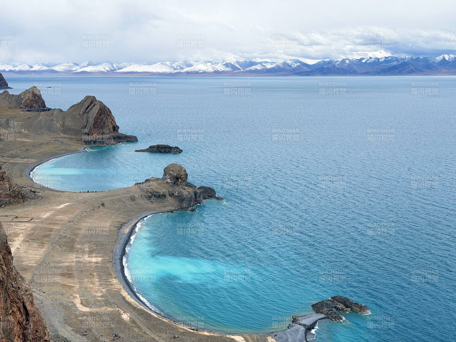 碧海蓝天 雪山环绕图片