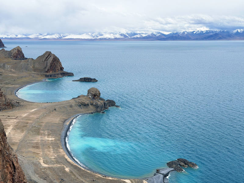 碧海蓝天 雪山环绕图片