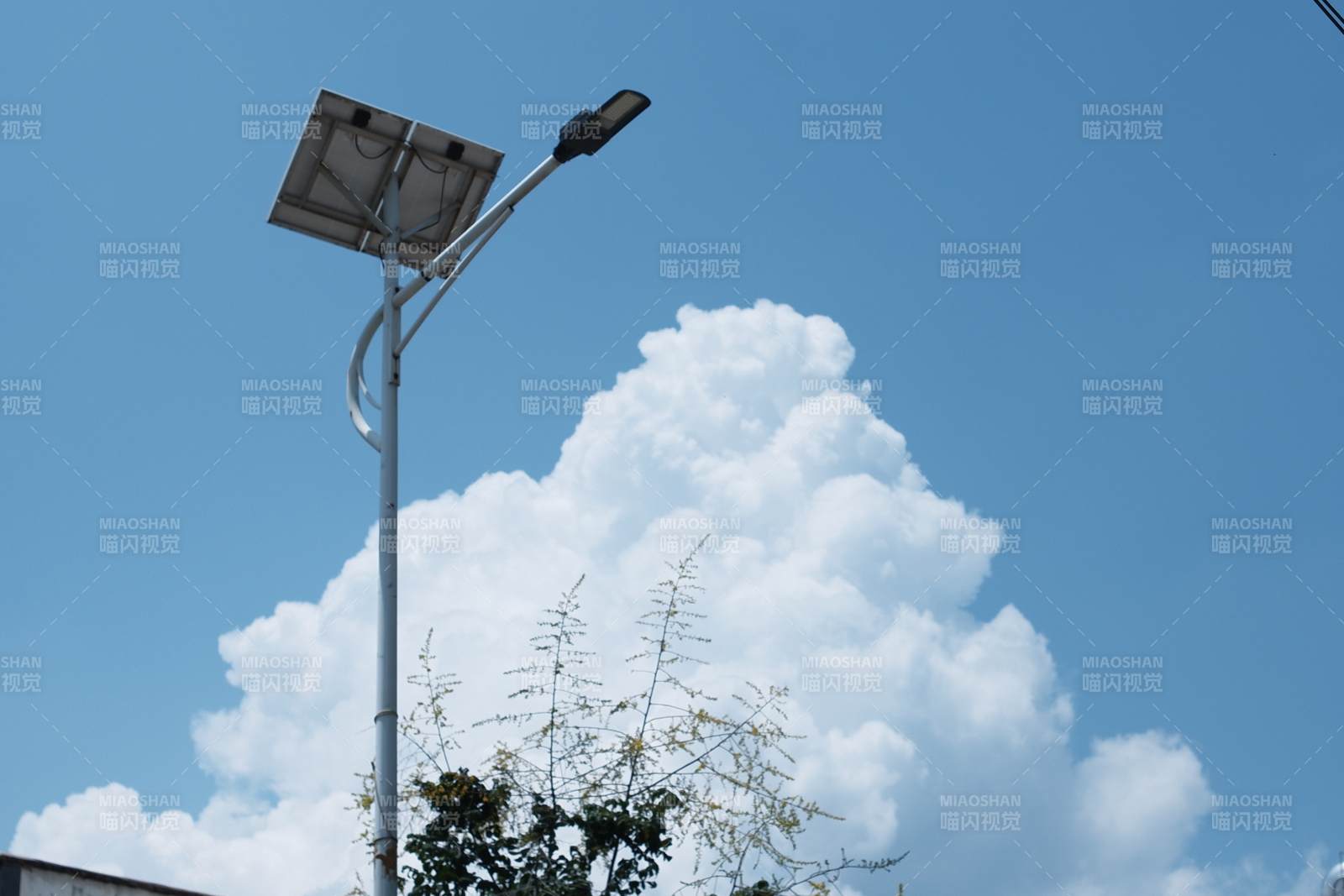 太阳能路灯与白云图片