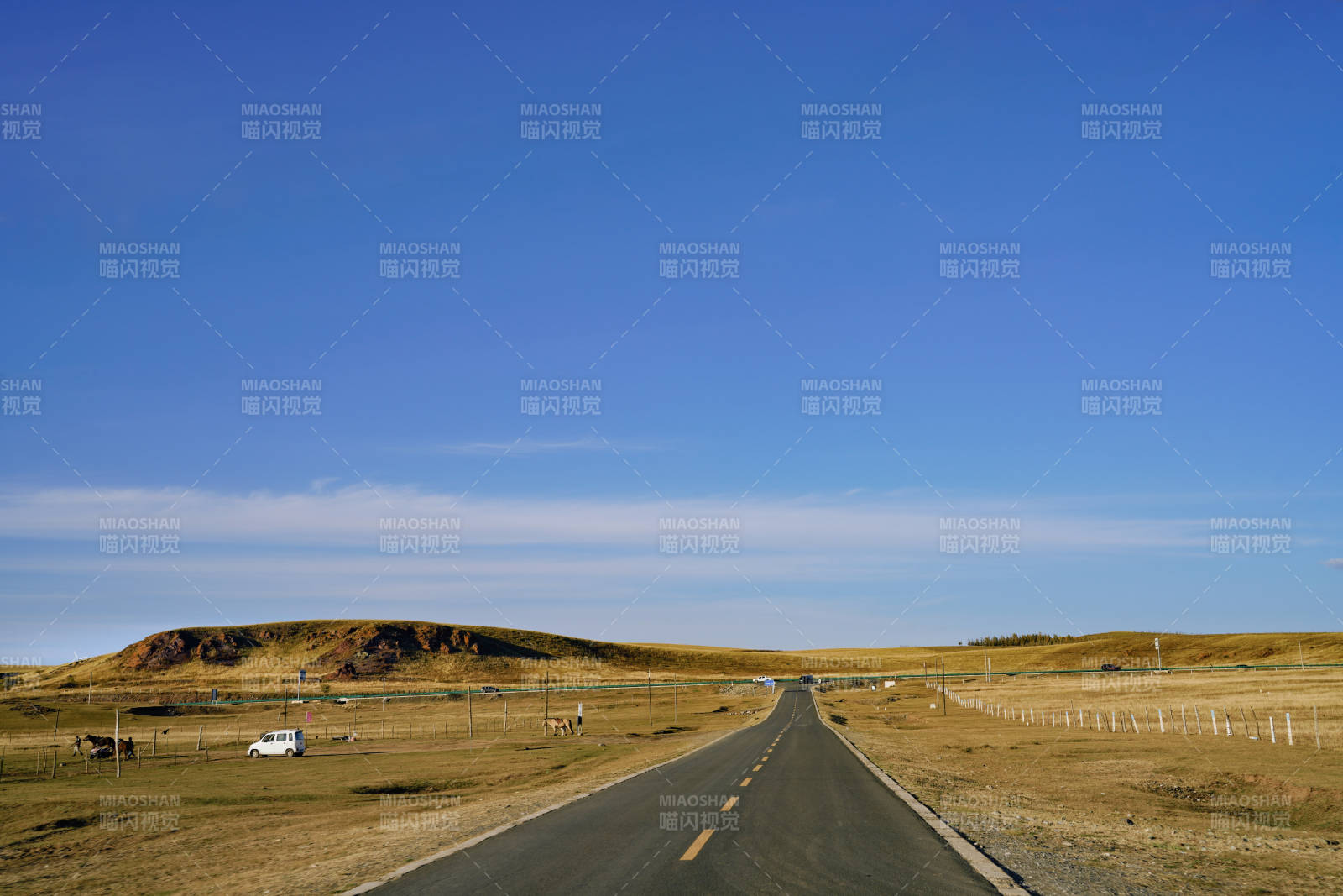 内蒙草原公路远行图片