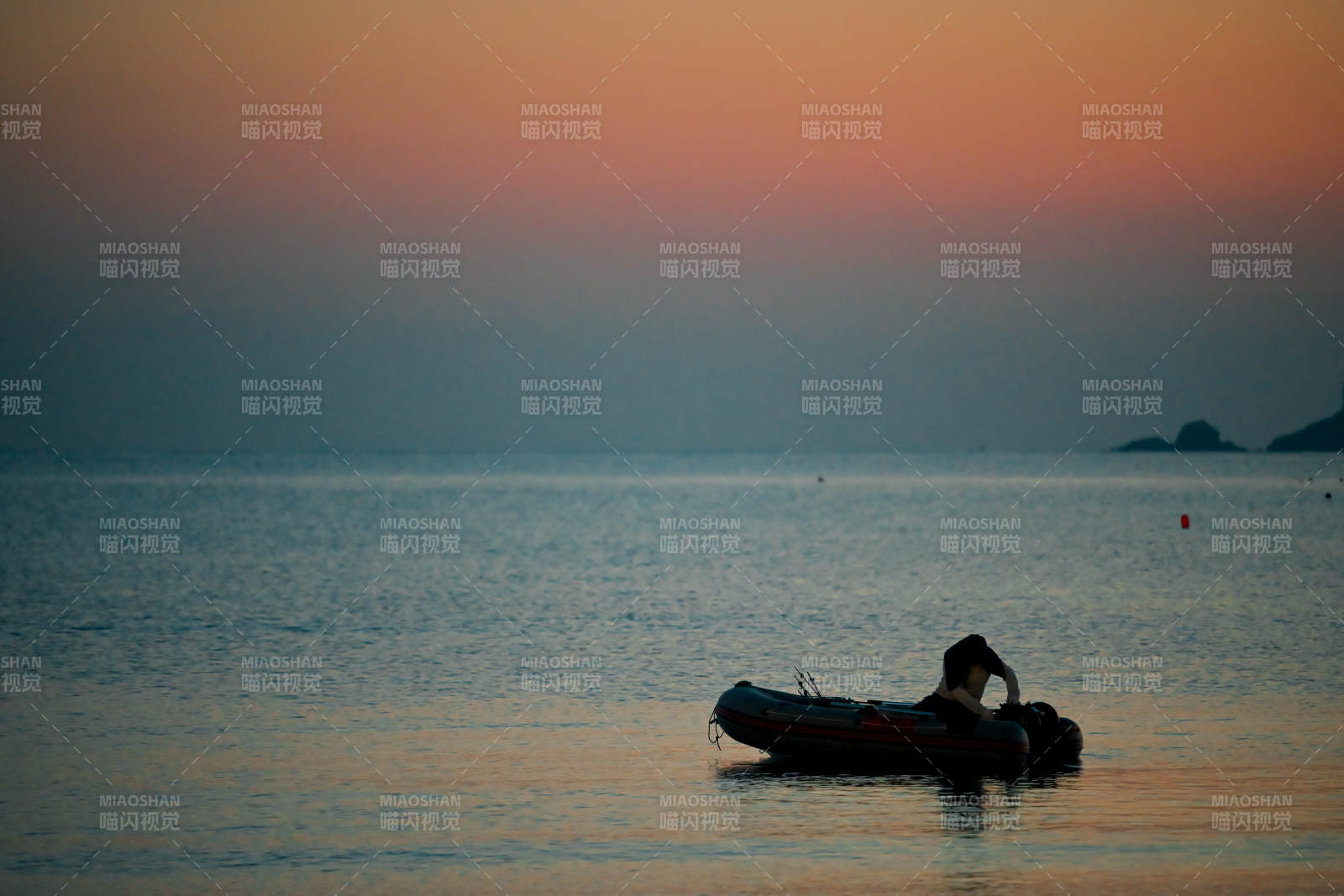 夕阳下的独舟图片