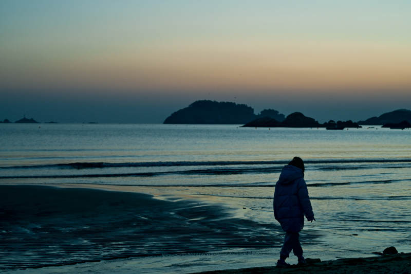 海边黄昏独行图片