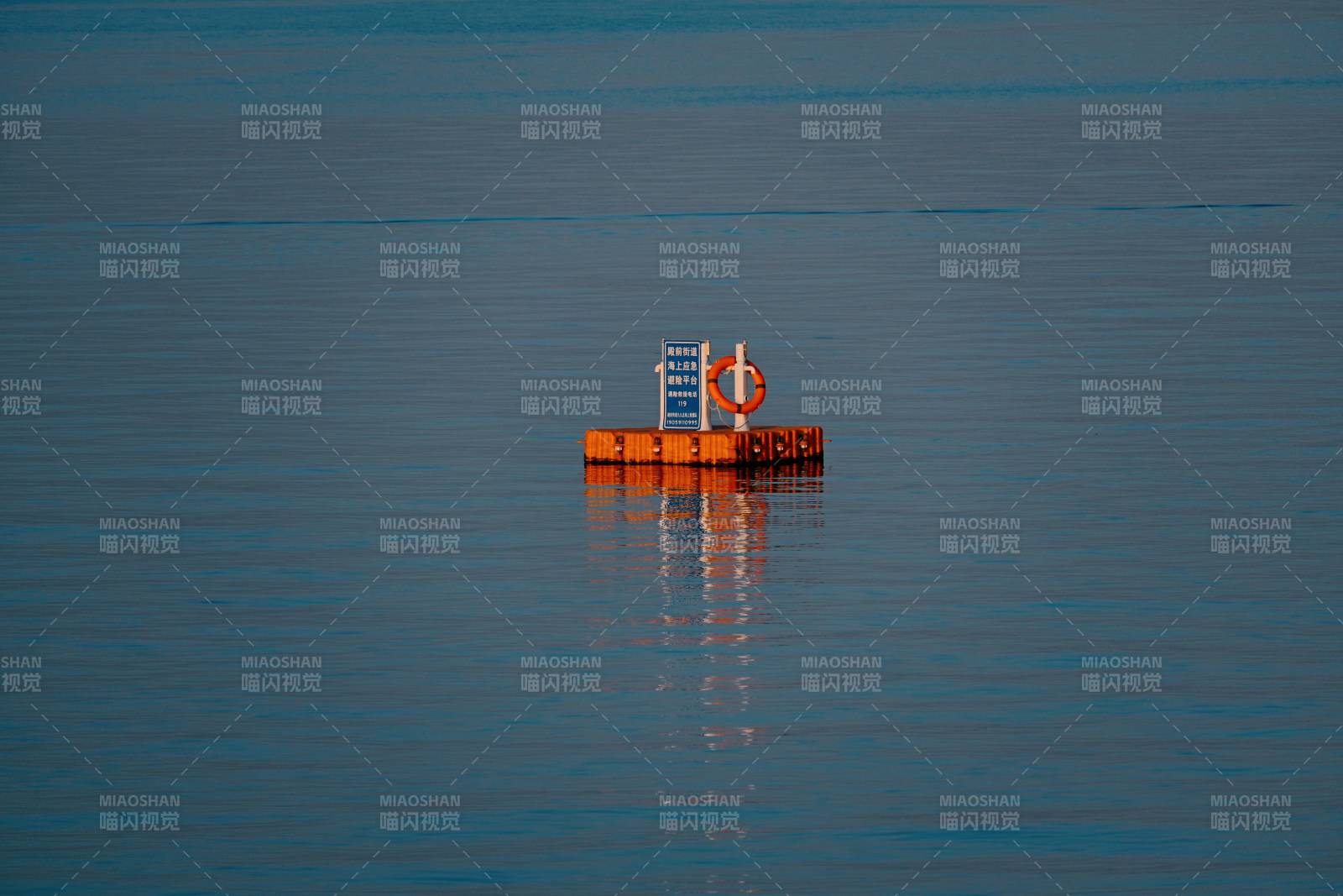 湖中浮标的静谧景色图片