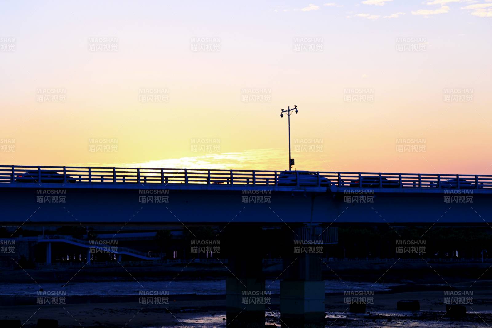 桥上日落美景图片