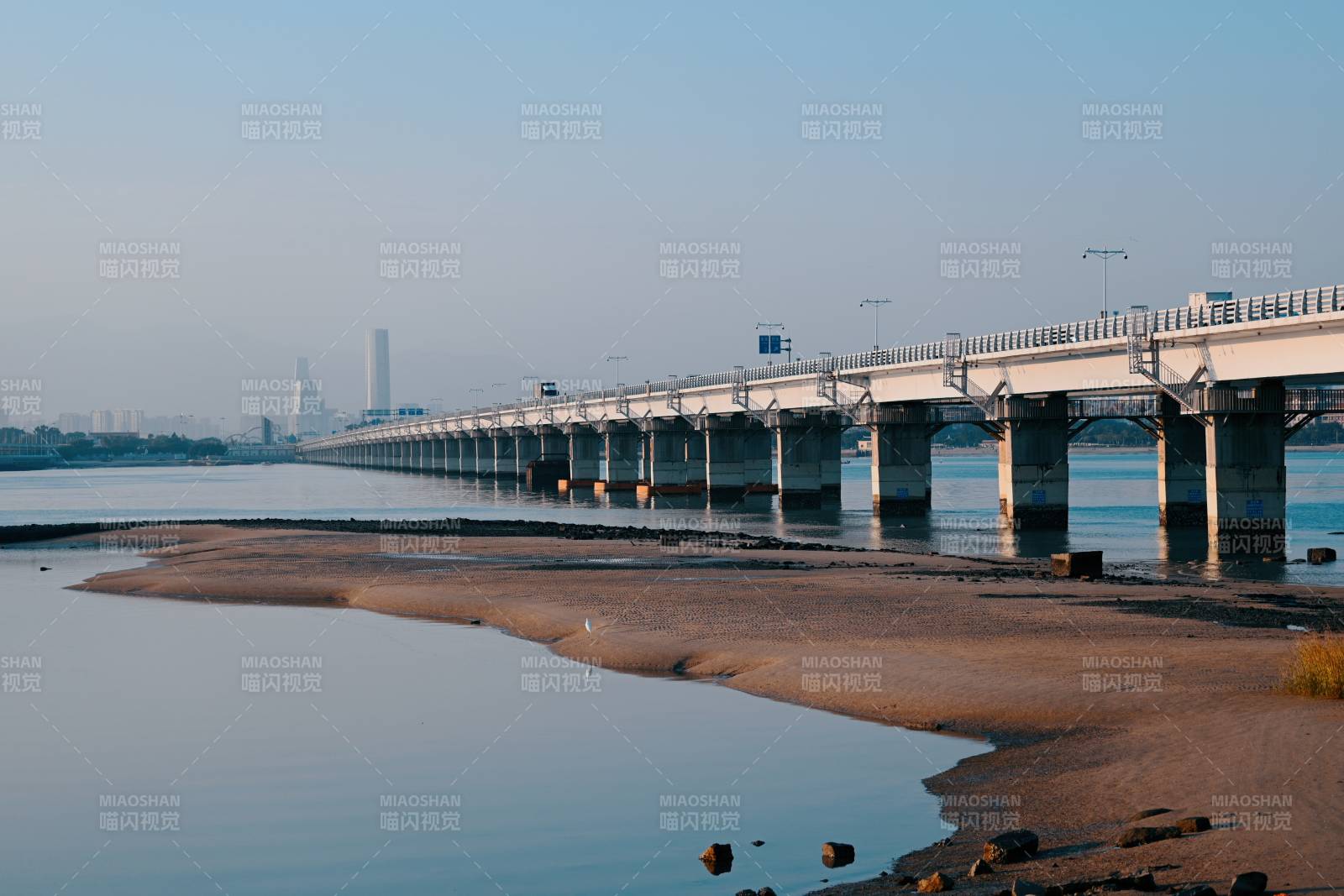 长桥横跨江面图片