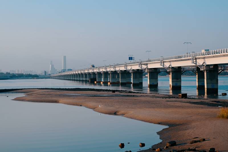 长桥横跨江面图片