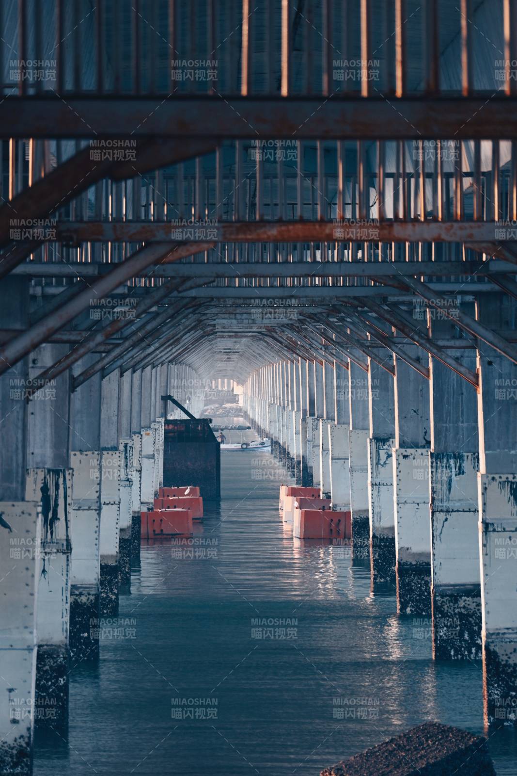 水道深处的静谧图片