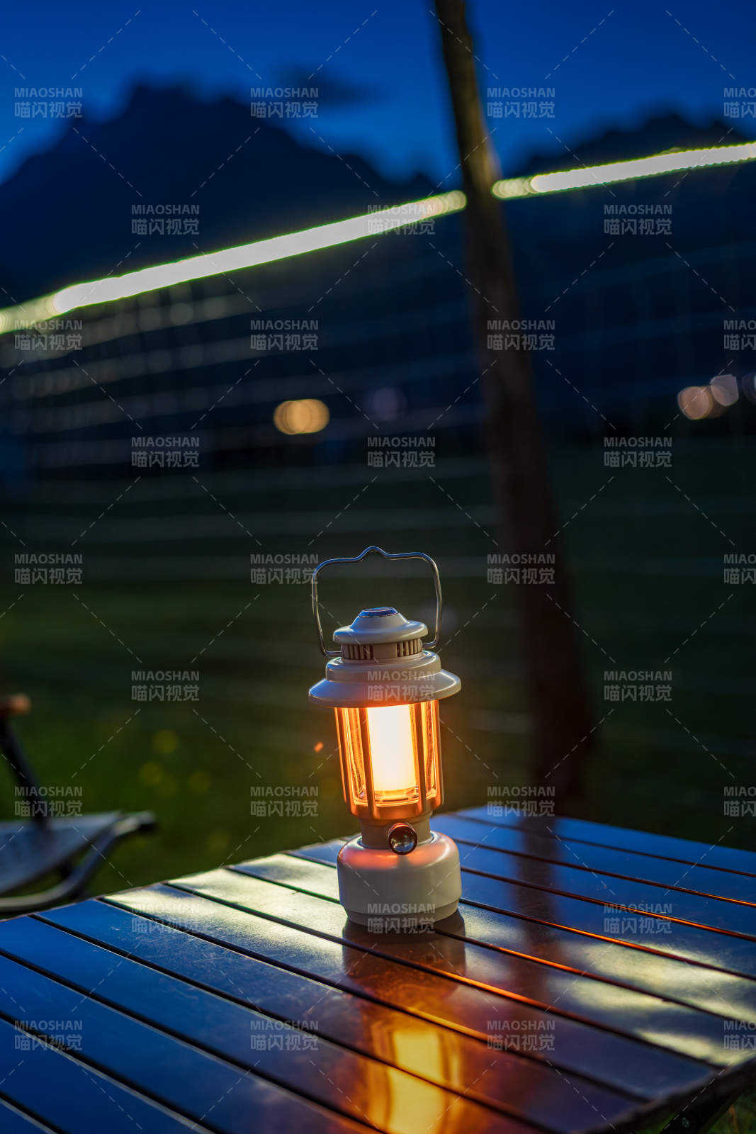 夜灯静照庭院图片