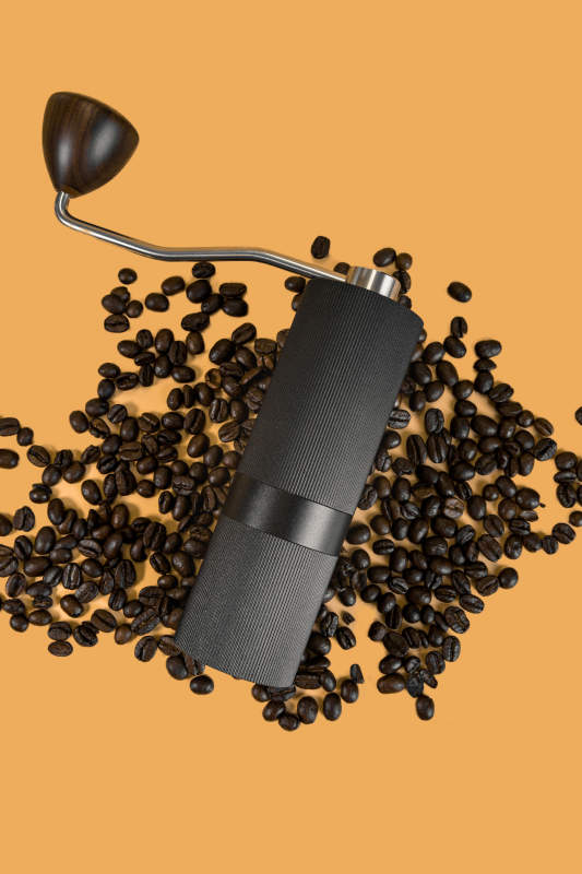 手摇磨豆机与咖啡豆图片