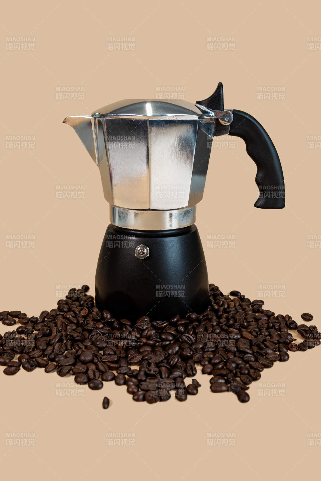 摩卡壶与咖啡豆图片