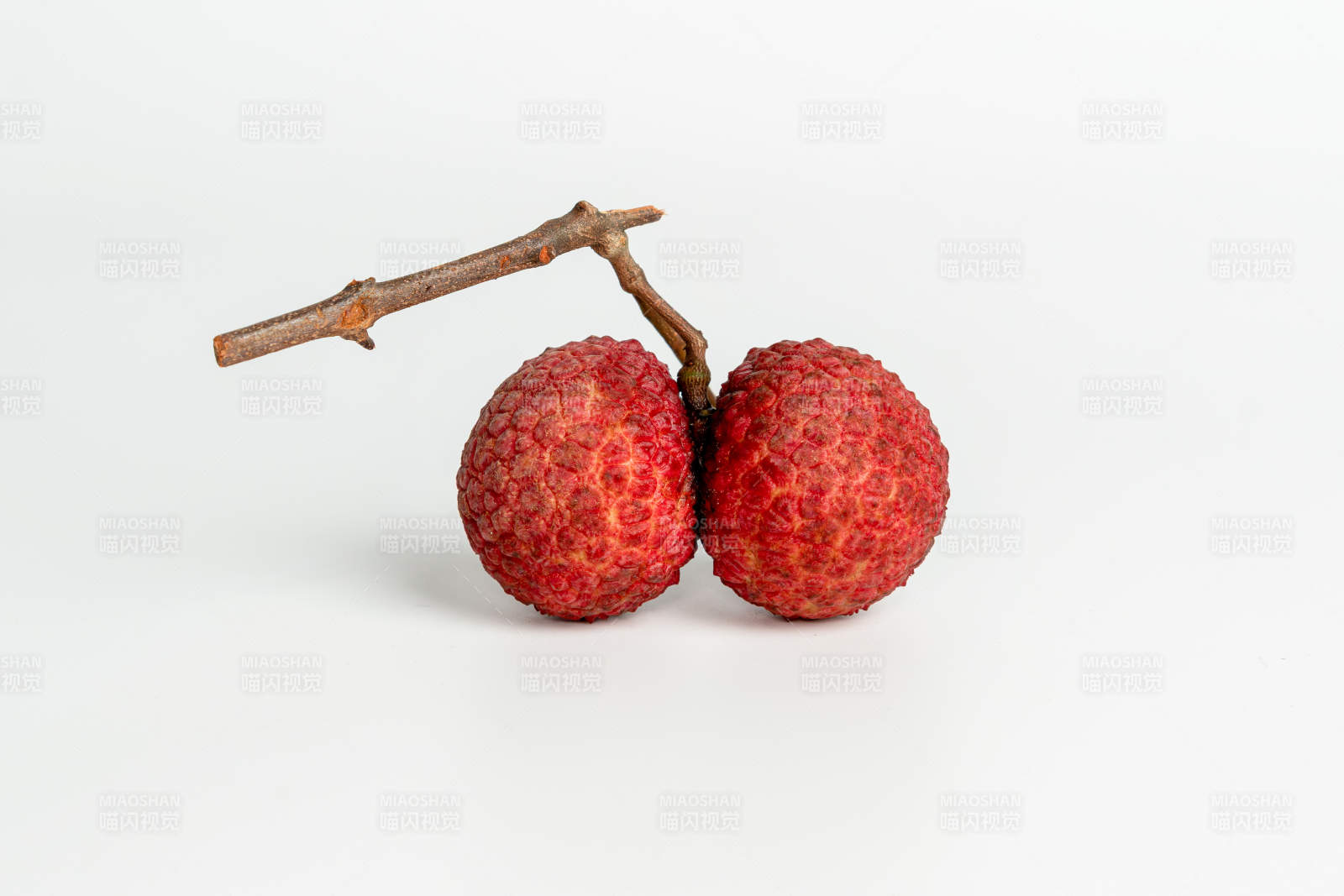 两颗荔枝枝头挂图片