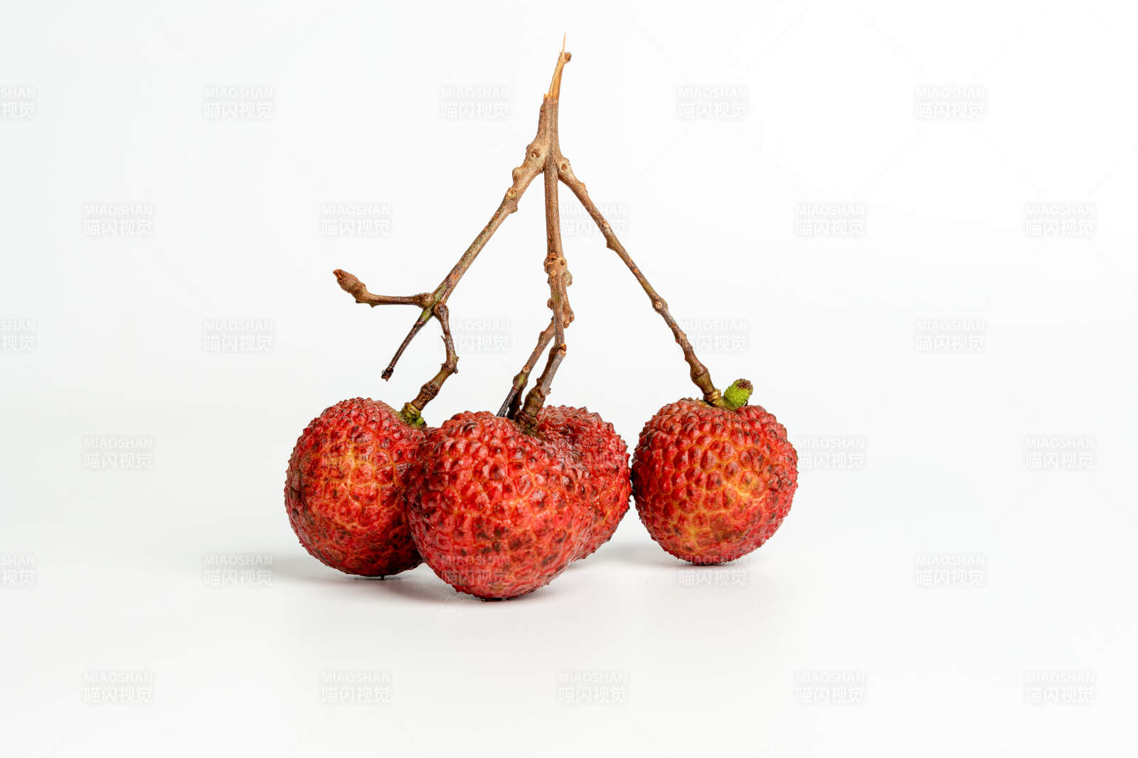 新鲜荔枝三颗图片