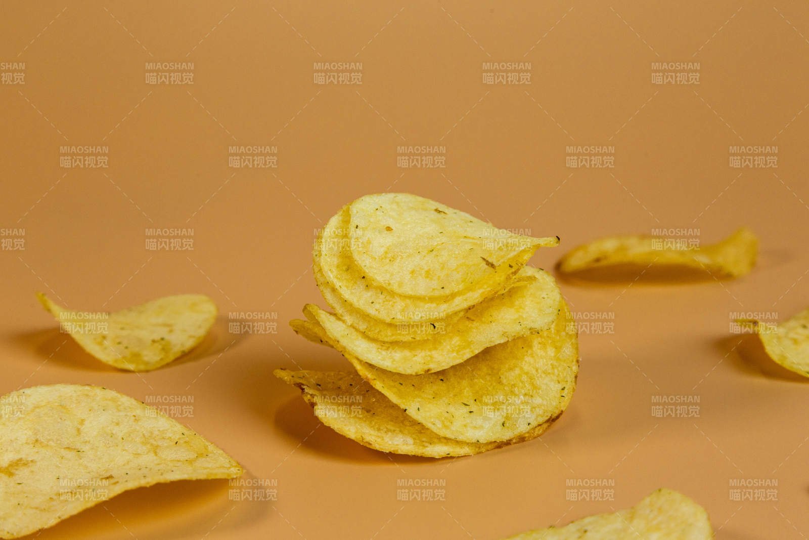 薯片堆叠特写图片