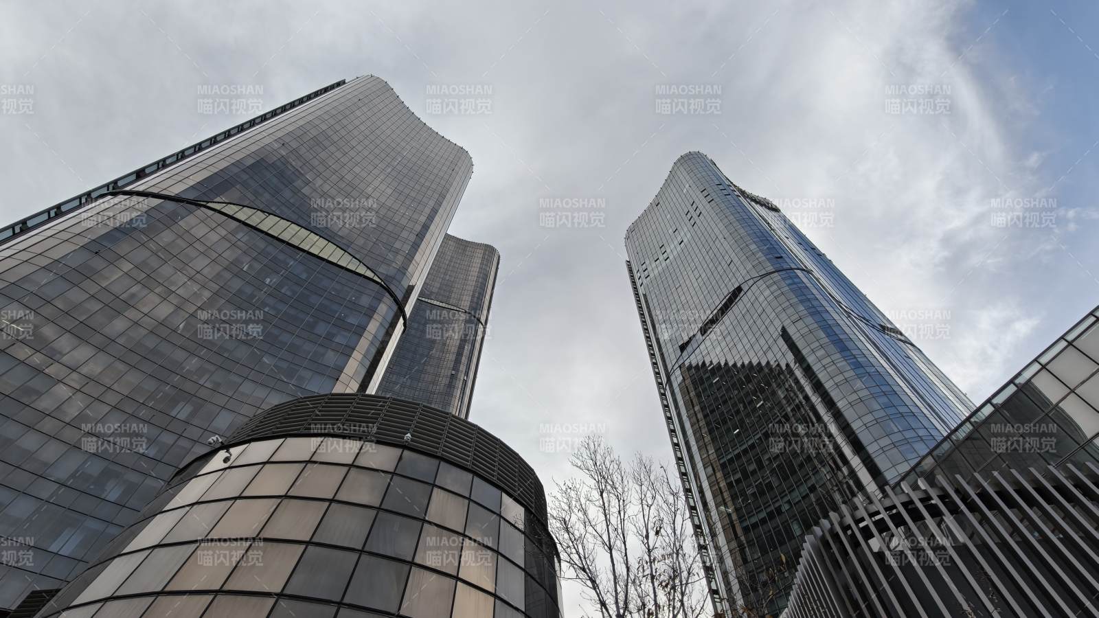 现代都市摩天楼群图片