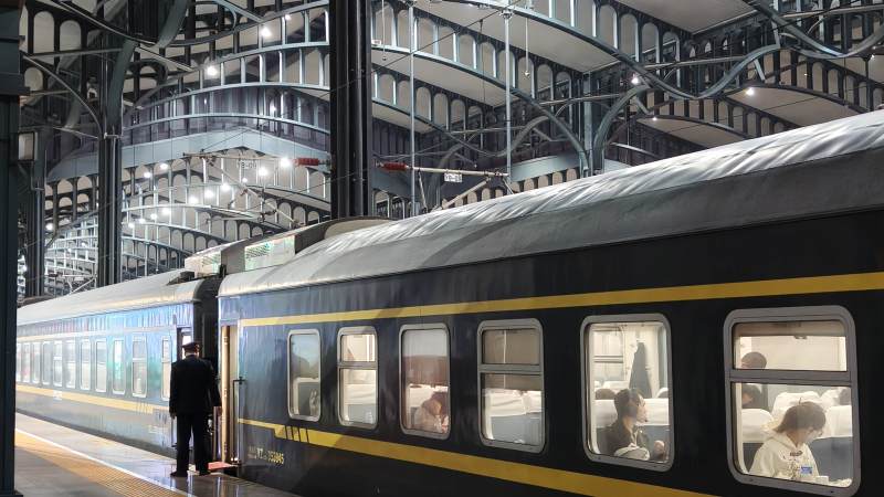 火车站内列车停靠图片