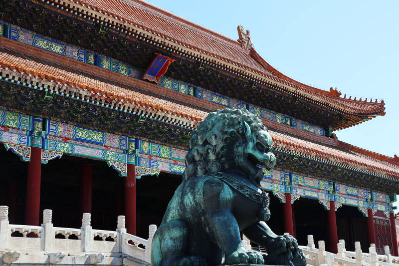 故宫铜狮守殿前图片