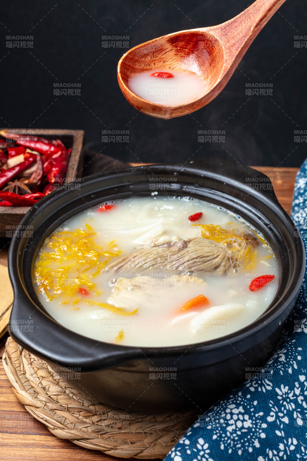 滋补菊花萝卜羊肉汤图片