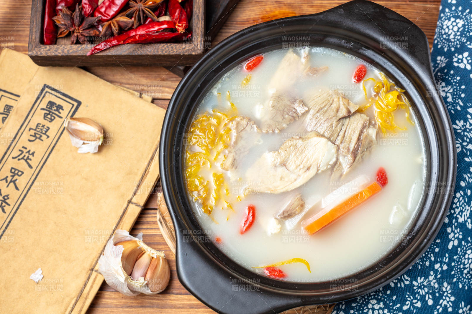 滋补菊花萝卜羊肉汤图片