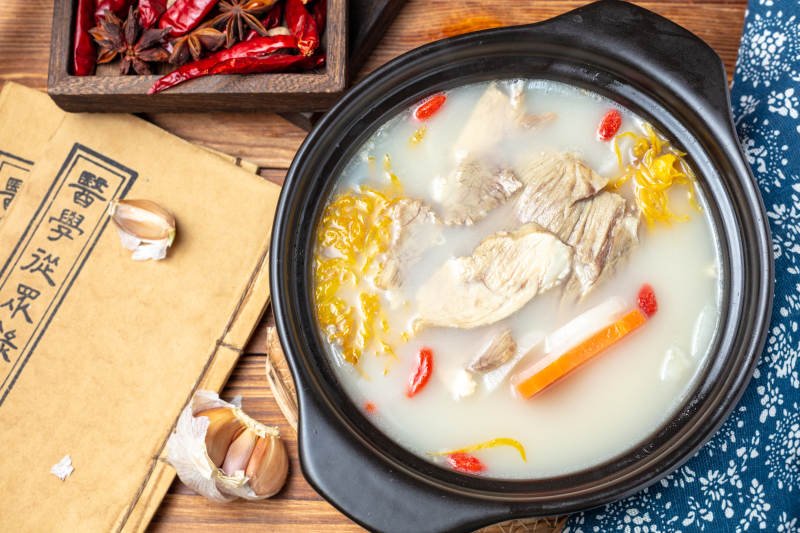 滋补菊花萝卜羊肉汤图片