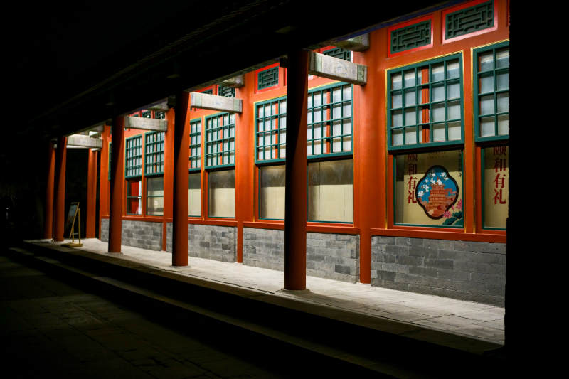 颐和园—夜色中的古建筑长廊图片