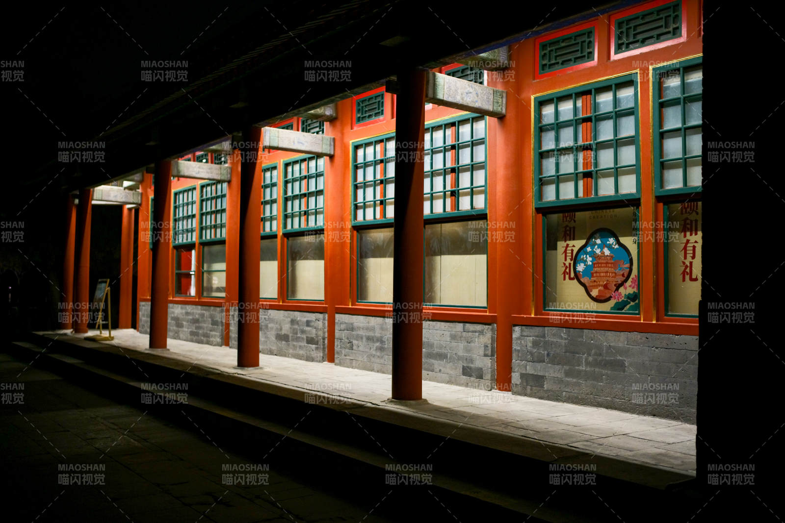 颐和园—夜色中的古建筑长廊图片