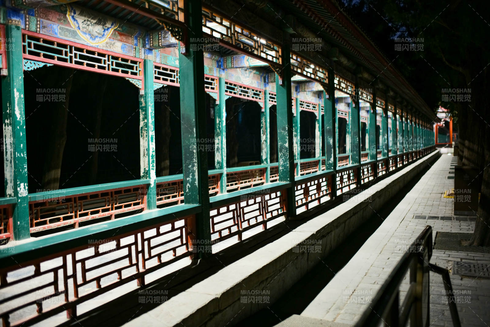 颐和园—长廊夜色静谧图片