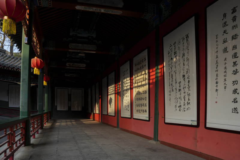 夕阳下的白云观古廊书法展图片
